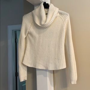 Sweater. Cream. Scoop neckline